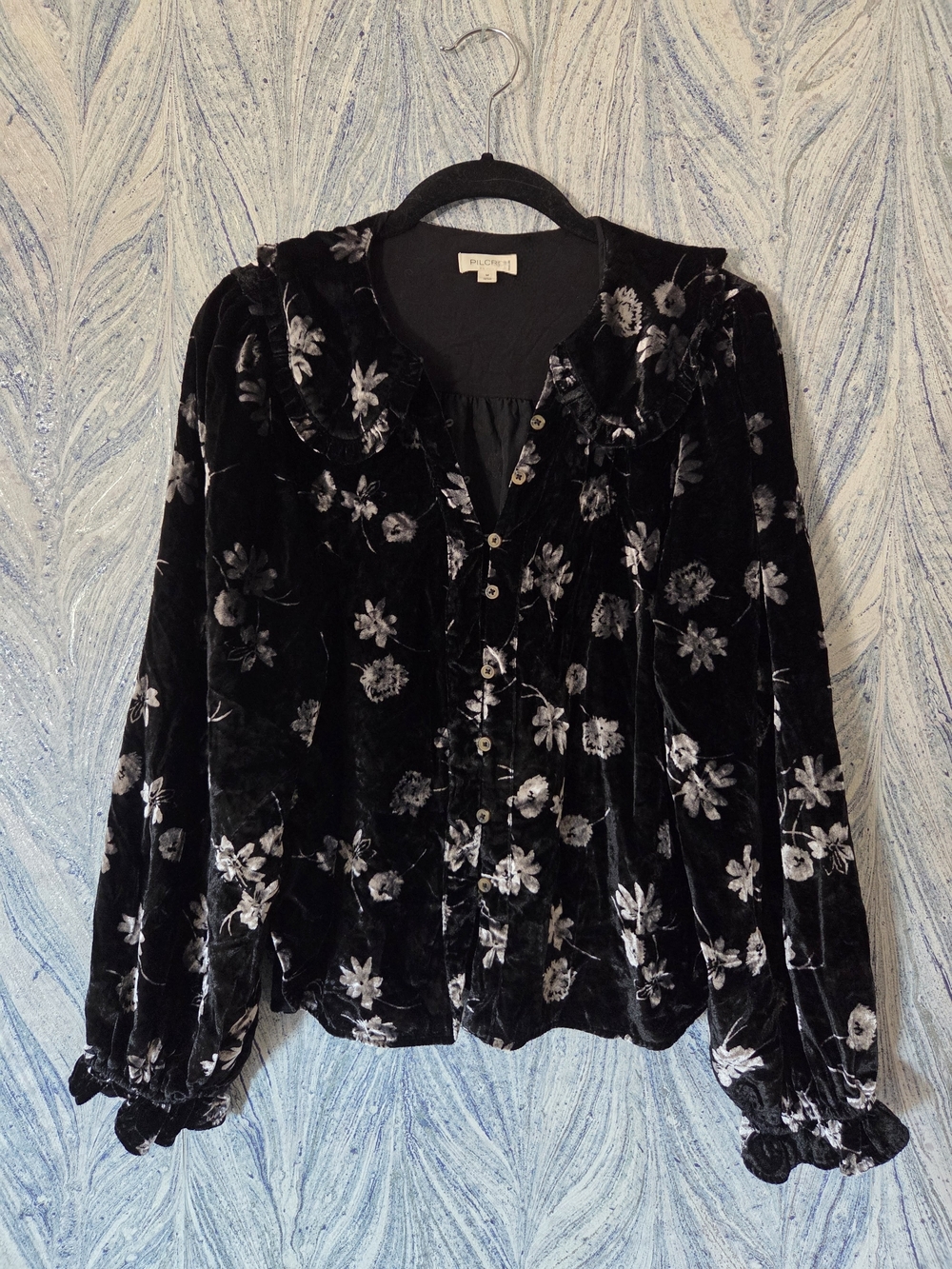 Pilcro ANTHROPOLOGIE Black Velvet Floral Button-Down Blouse Size Medium